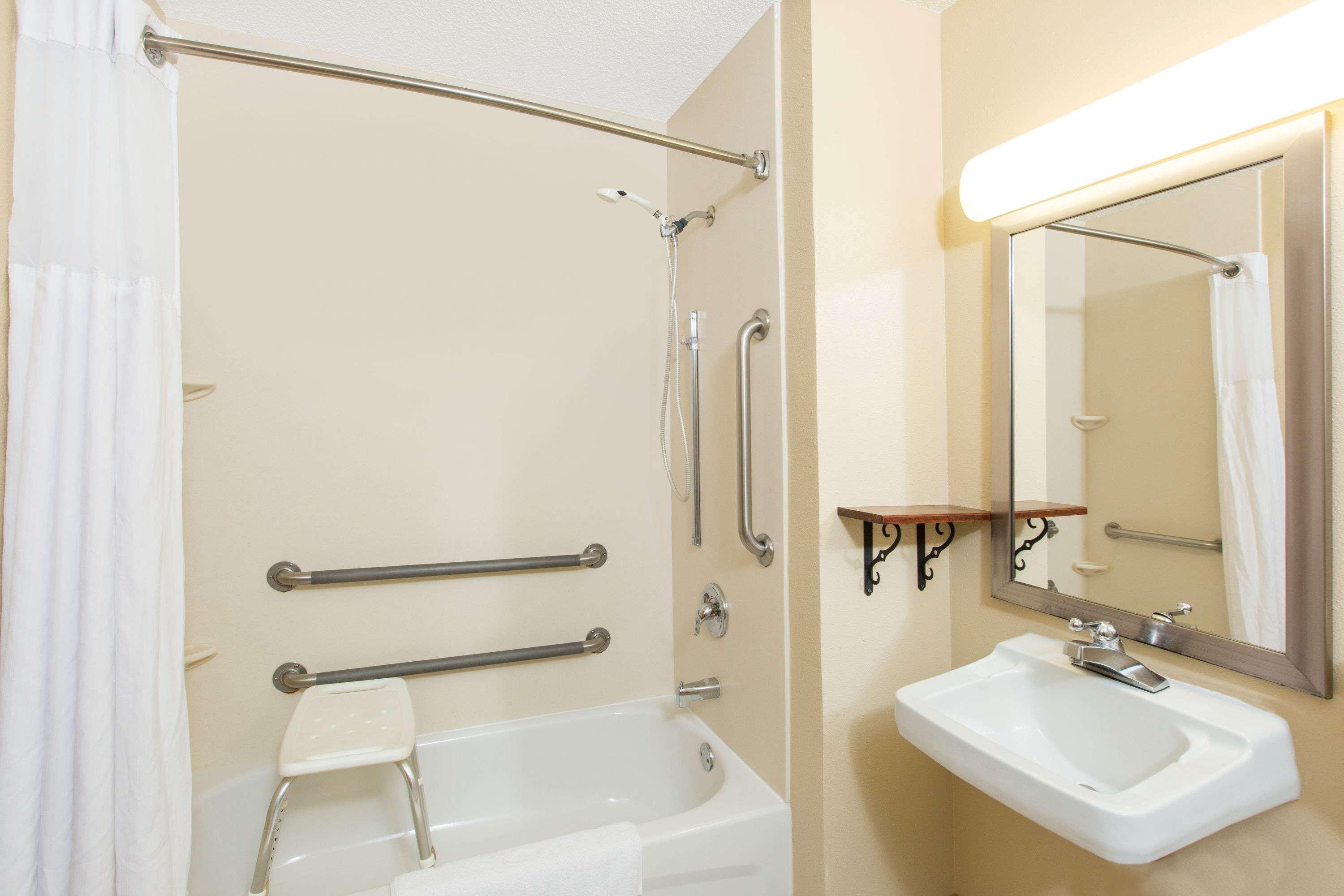 Super 8 By Wyndham Fairmont Ξενοδοχείο Εξωτερικό φωτογραφία