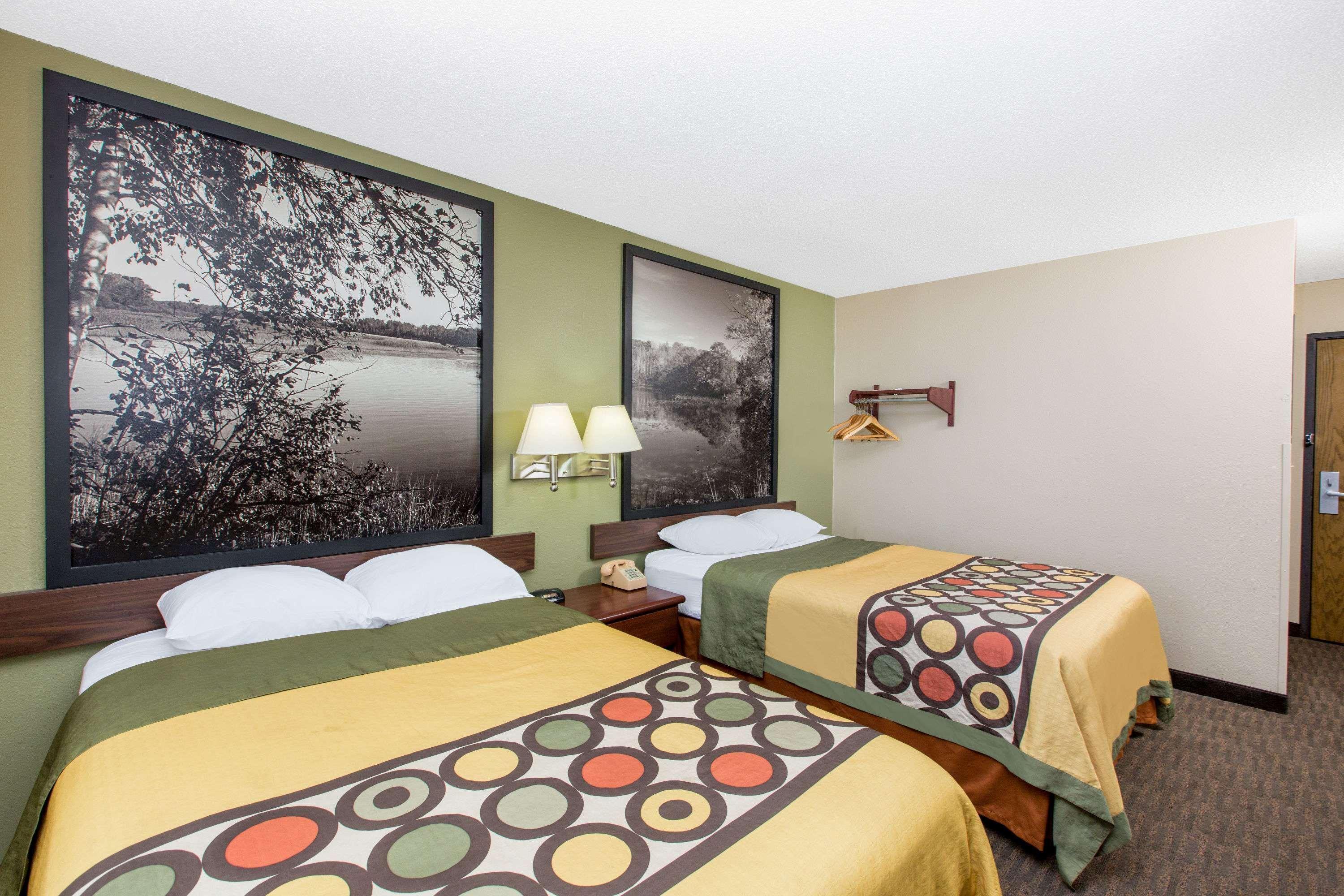 Super 8 By Wyndham Fairmont Ξενοδοχείο Εξωτερικό φωτογραφία