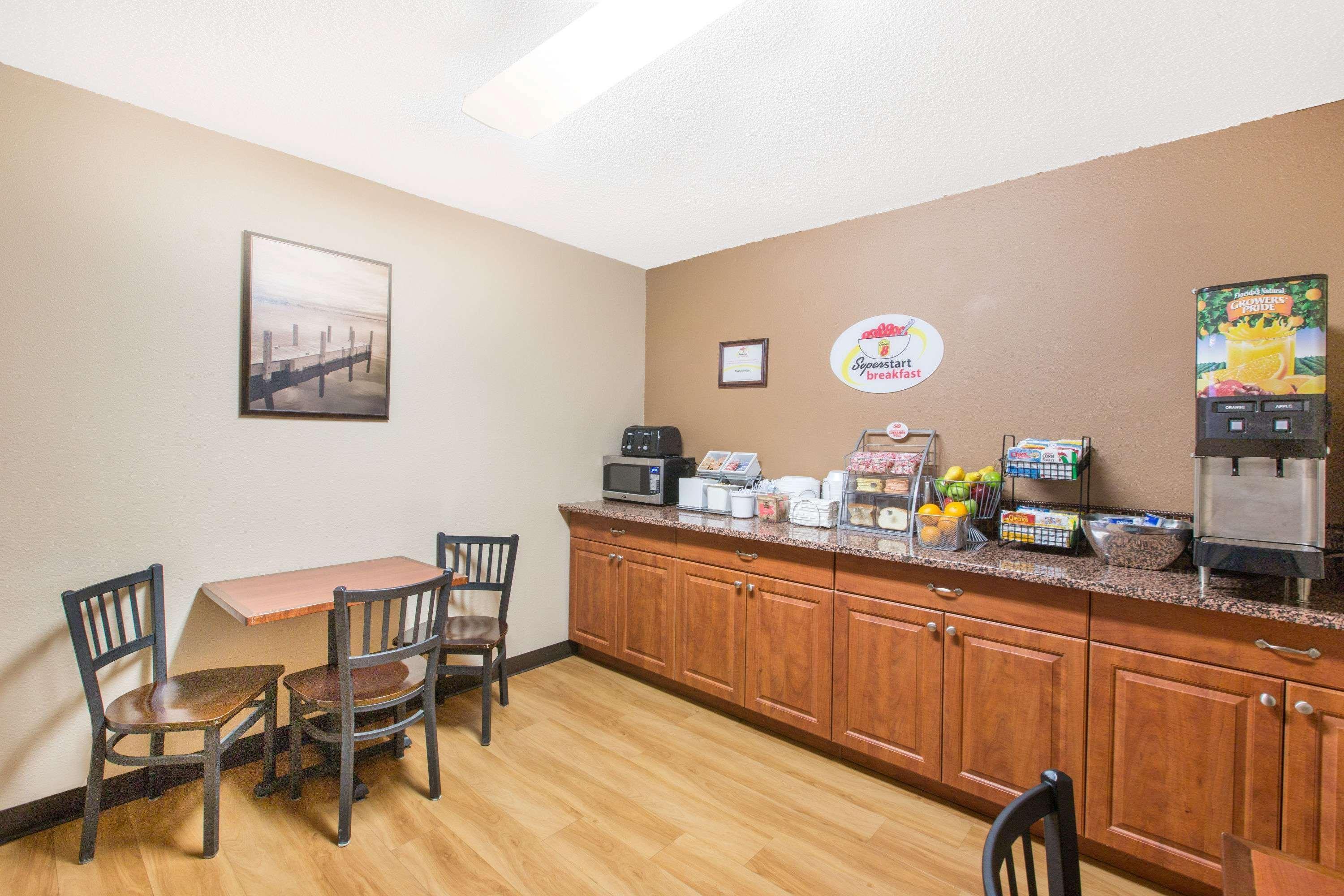 Super 8 By Wyndham Fairmont Ξενοδοχείο Εξωτερικό φωτογραφία