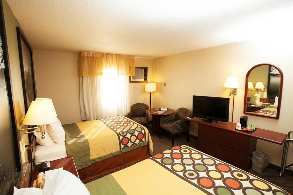 Super 8 By Wyndham Fairmont Ξενοδοχείο Εξωτερικό φωτογραφία